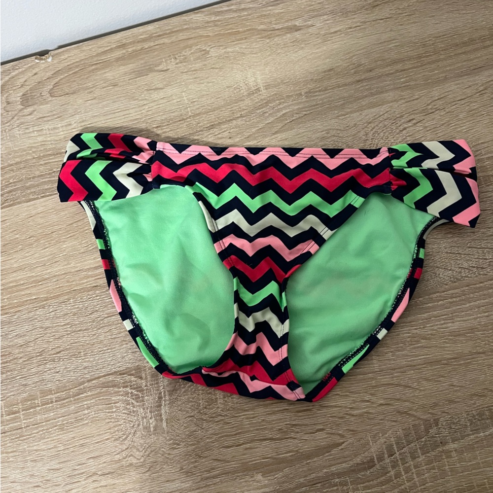 Swim bottoms size M.